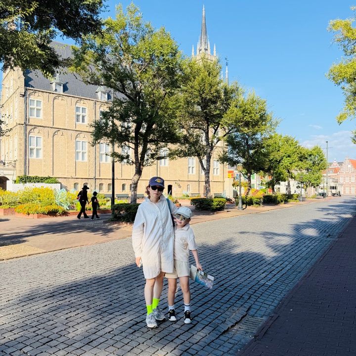 ハウステンボス内をお散歩。レンガの道や建物がヨーロッパの町並みのよう！