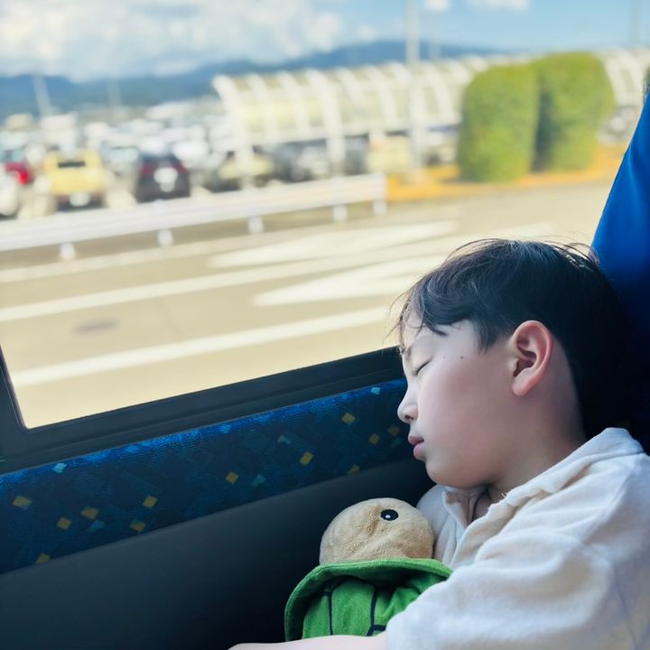 長崎空港からハウステンボスまでバスで移動。移動中ぐっすりお昼寝した息子。