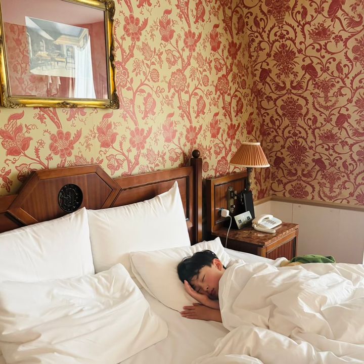 ホテルヨーロッパのベッドでお昼寝。暑い日中は外は出歩かず、お部屋でのんびり。