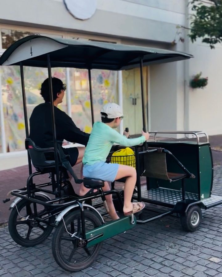 ハウステンボス内を走り回れる、４人乗り自転車に挑戦！レンガ道の走行は思ったより難しいけど楽しい！