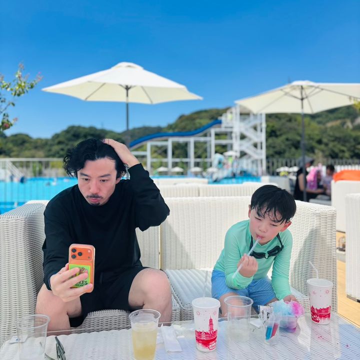 ハウステンボスのプール。暑い夏の日の日中は人も少なくて快適！有料のパラソル席を予約すれば、休憩時間も快適。