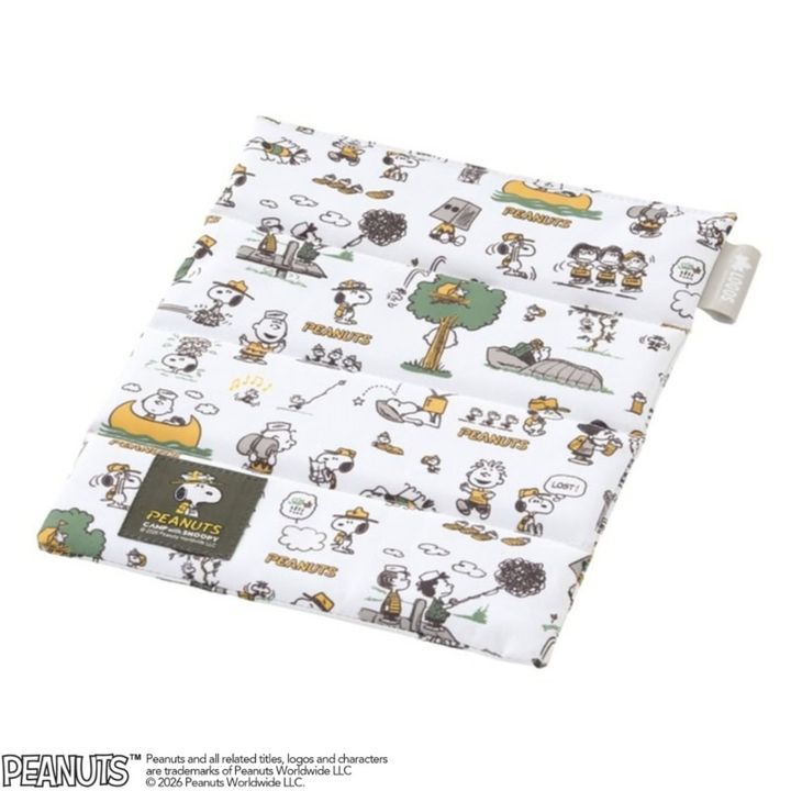 コンパクトに収納できる4つ折りクッション。SNOOPY四つ折りクッション［約H34×W27×D1cm、収納サイズ約H27×W9×D5cm、約100 g］1210円（ロゴス）