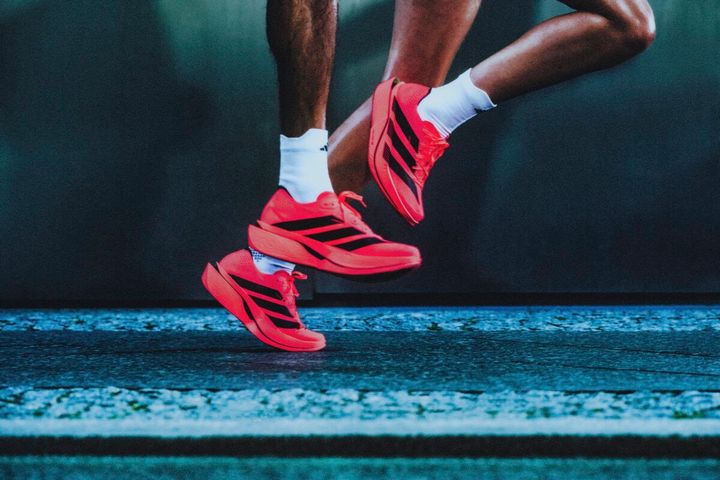 adidas（アディダス）のランニングシリーズ「ADIZERO（アディゼロ）」から、最新レースシューズ「ADIZERO ADIOS PRO 5（アディゼロ アディオス プロ 5）」が発表された。人類史上初のマラソン2時間切りを支えた「ADIZERO ADIOS PRO EVO 3」のテクノロジーを取り入れ、自己ベスト更新を目指すランナーに向けて開発された一足。軽量化に加え、安定性や推進力、フィット感まで磨き上げられている。