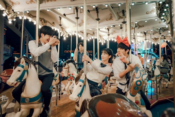 いつかの君に 同級生３人で遊園地を楽しむシーン