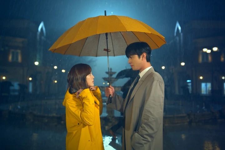 『社内お見合い』 全12話 Netflixシリーズ「社内お見合い」独占配信中 黄色い傘の下で見つめ合うハリとテム。