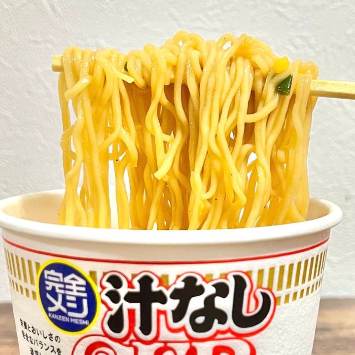 日清食品の「完全メシ 汁なしカップヌードル」