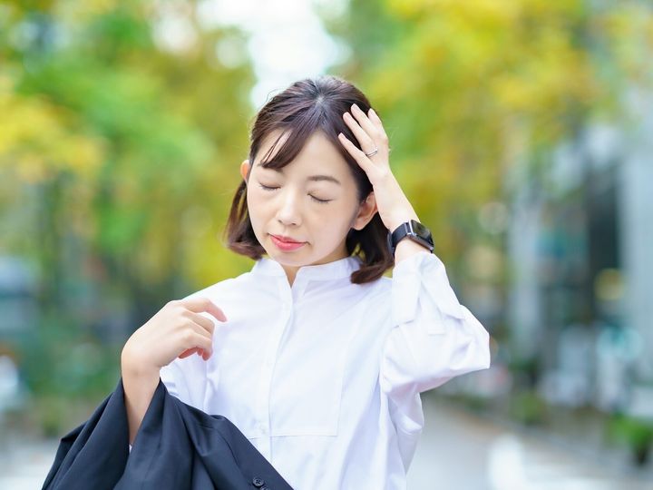 【医師が解説】脳梗塞は高齢者の病気ではなく、40～50代の発症もあり、油断は禁物です。ちょっとした前兆は数分で治まることも珍しくありません。覚えておくべきポイントをご紹介します。（※画像：amanaimages）
