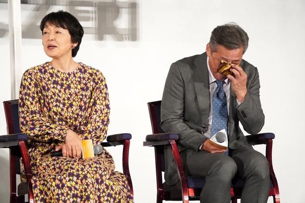 デビット伊東もハンカチで涙を拭った