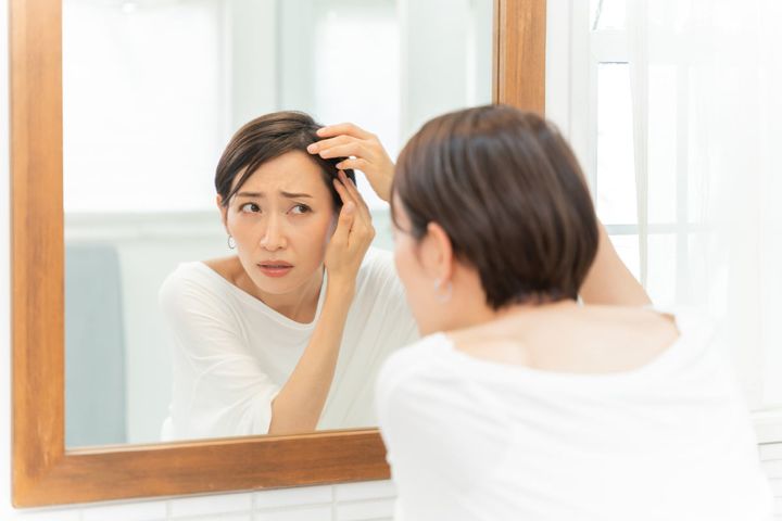 秋に抜け毛が増えるのはなぜ？（画像はイメージ）