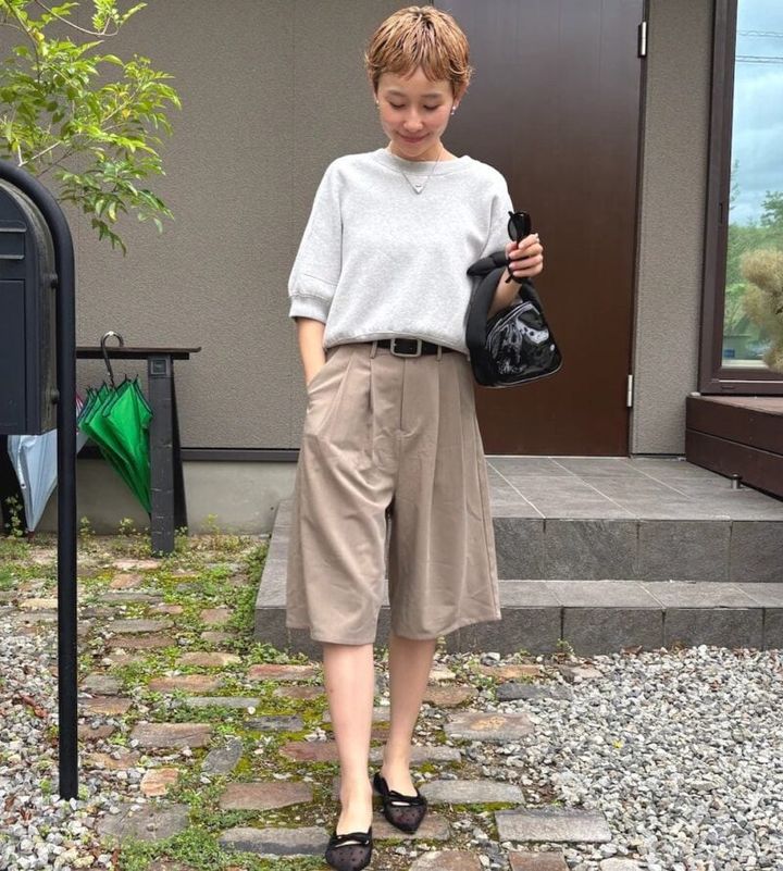 ニット／CAPRICIEUX LE’MAGE パンツ／EN NEUME 靴／FABIO RUSCONI バッグ／ATTISESSION ベルト／TODAYFUL イヤリング／CENE