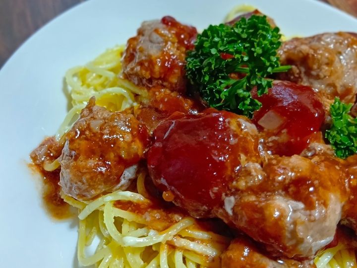 レンジで簡単！ミニハンバーグがドーン！ボリューム満点ハンバーグスパゲッティ