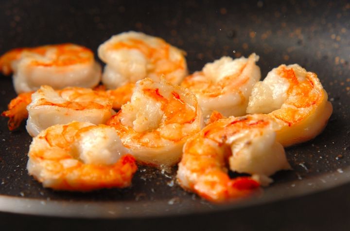 エビとチンゲンサイのカレー風味焼きそばの作り方1