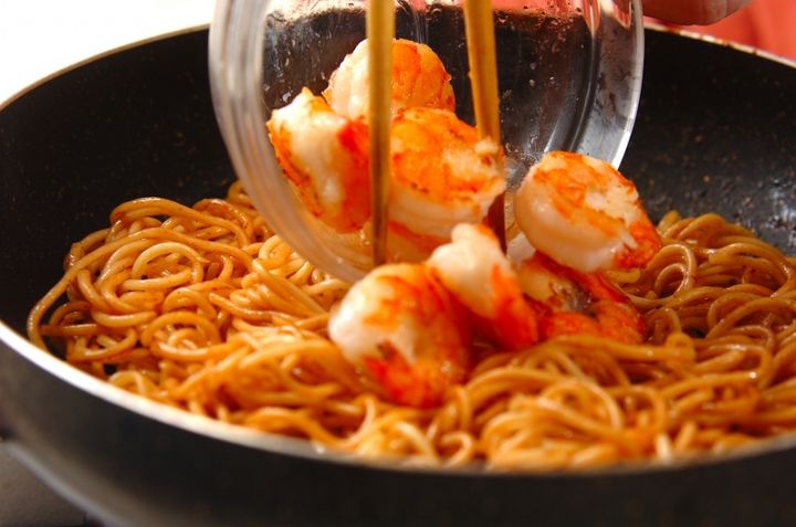 エビとチンゲンサイのカレー風味焼きそばの作り方3