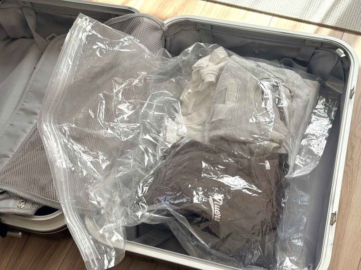 画像1: 圧縮袋に入れた服と比較してみると……