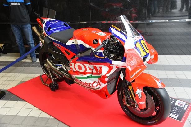 【写真を見る】会場入り口に展示されたグランプリマシン：RC213V #10(ルカ・マリーニ) Honda HRC Castrol 撮影：ソムタム田井