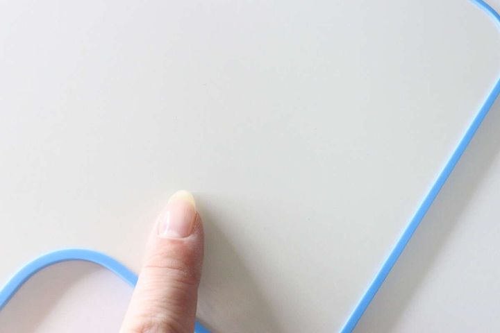 女性の指がホワイトボードの表面を指し示している