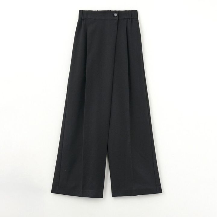 黒のラップ風ワイドパンツ。フロント斜めカッティング。