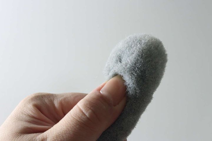 指で排水管ブラシの柔らかいブラシ部分を押している様子