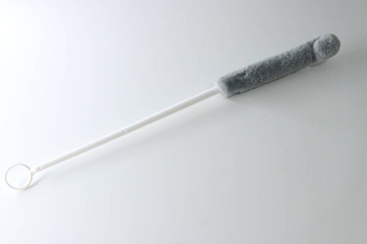 白い背景に置かれたダイソーの排水管ブラシ全体