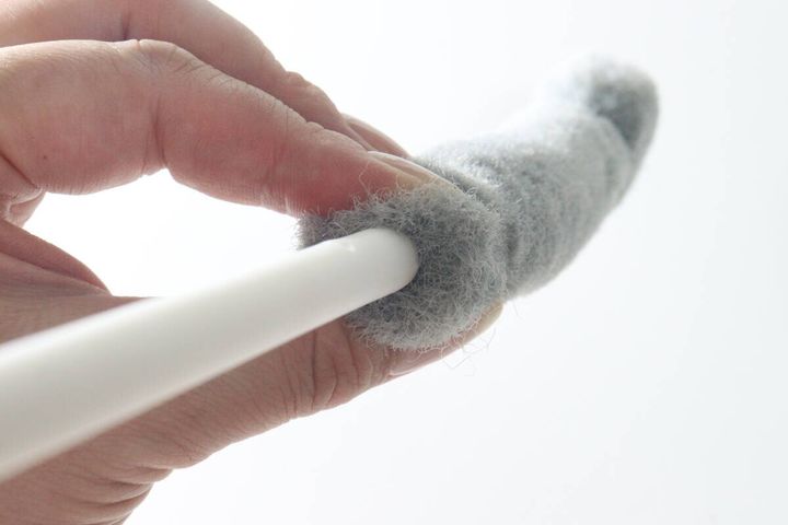指で排水管ブラシのブラシ部分を広げて繊維の様子を見せている