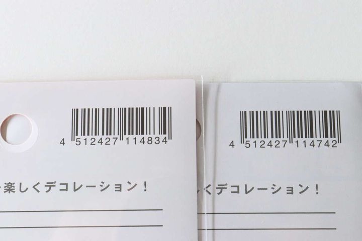 セリアのスケジュールシール2種のパッケージ裏面にあるバーコード部分のクローズアップ