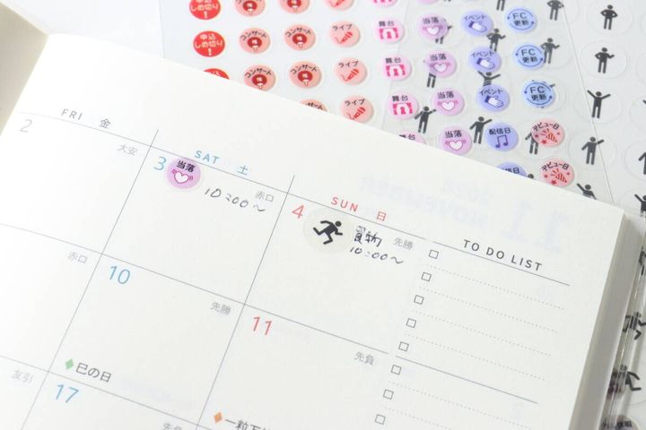 スケジュール帳のページに「当落」と「ピクトグラム」のシールが貼られている様子