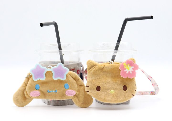 日焼けシナモロールと日焼けハローキティのカップスリーブがセットされたアイスコーヒー2つ