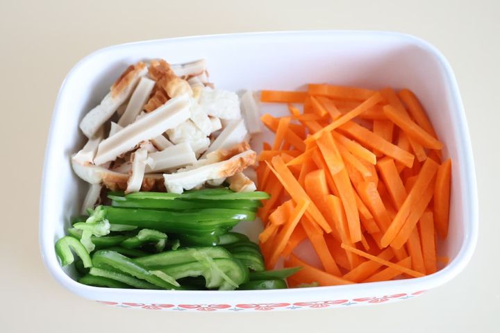 細く切ったにんじん、ピーマン、ちくわ