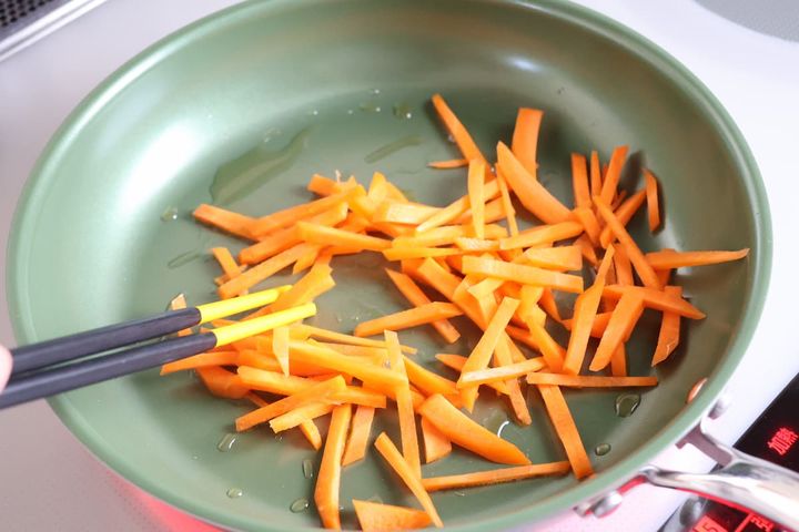 フライパンでにんじんを炒める様子