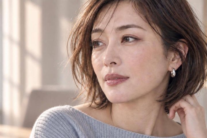 跳ね上げラインじゃない。2026秋、大人メイクに取り入れたい“丸めアイライン”