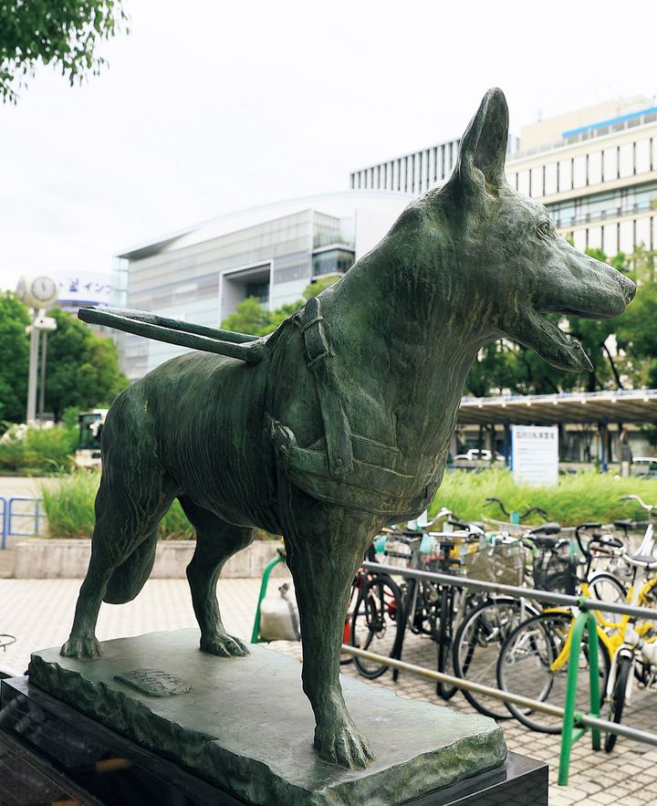 盲導犬サーブの像