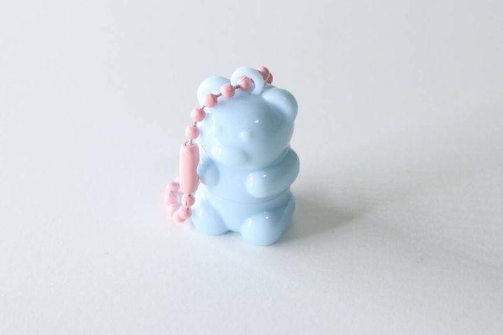 ピンクのチェーンが付いた水色のくま型キーホルダー