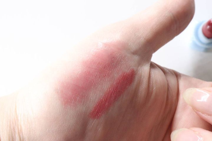手の甲に塗られたリップとチークの発色比較
