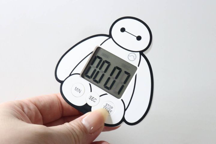 女性がベイマックスタイマーのSTOP/STARTボタンを押している