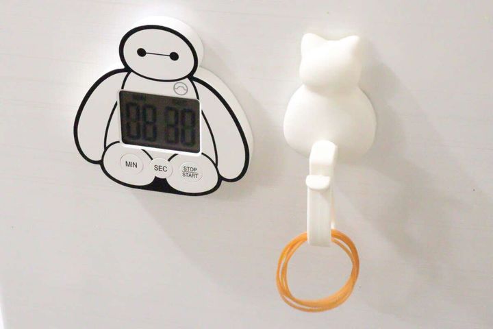 冷蔵庫に貼られたベイマックスタイマーと猫型フック