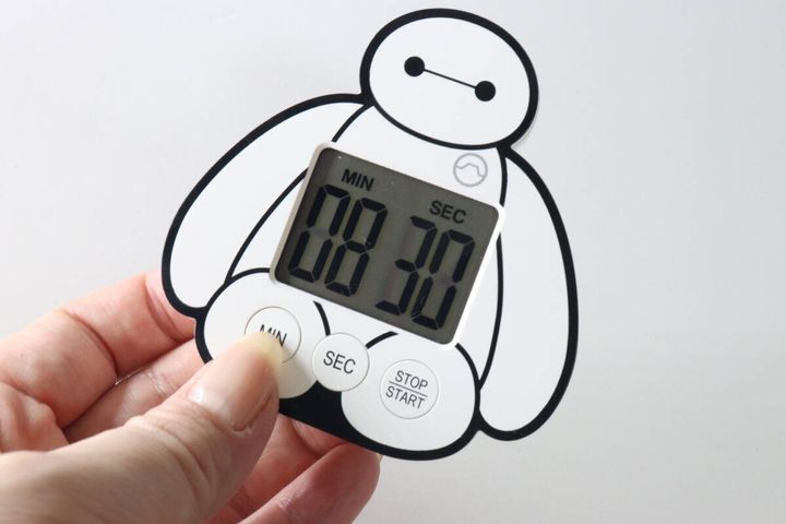 女性がベイマックスタイマーのMINボタンを押して時間を設定