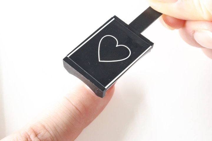 爪に塗ったジェルにマグネットを近づけている様子