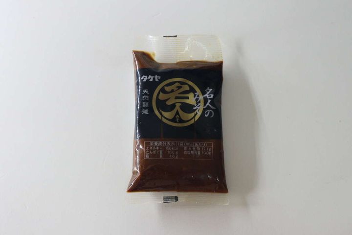 白い背景に置かれたタケヤ名人のみそ80gのパッケージ