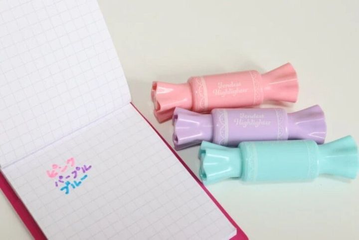 ノートの横にキャンディー型蛍光ペン3本と試し書き