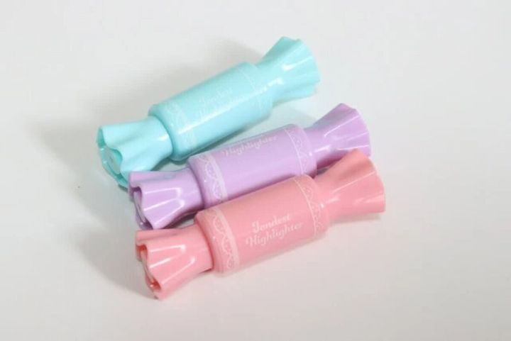ピンク、紫、水色のキャンディー型蛍光ペン3本