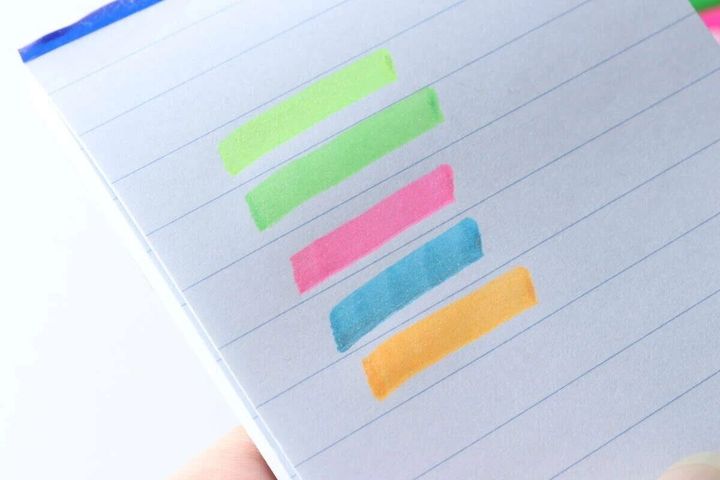 ノートに引かれたラメ入り蛍光ペンの5色の線