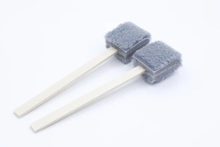 白い棒の先にグレーの四角いブラシが付いたエアコンのフィルターメッシュスッキリ棒2本