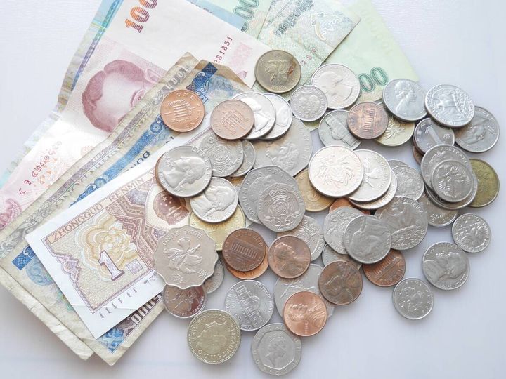 中国元や米ドルなど様々な国の紙幣と硬貨