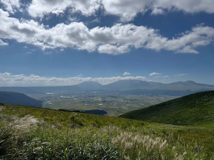 熊本旅行におすすめの観光スポット「大観峰」。カルデラ 熊本県阿蘇市の観光。カルデラと阿蘇の山。阿蘇ミルク 熊本旅行 熊本復興支援 くまもと旅行 熊本観光スポット 熊本おすすめ 九州旅行 九州観光