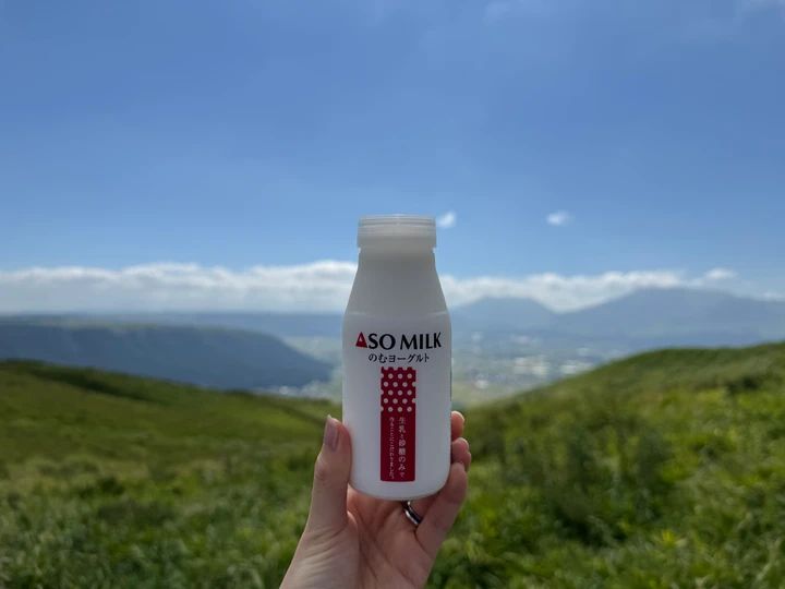 aso milkのむヨーグルトと大観峰からの景色 熊本旅行におすすめの観光スポット「大観峰」。熊本県阿蘇市の観光。カルデラと阿蘇の山。阿蘇ミルク 熊本旅行 熊本復興支援 くまもと旅行 熊本観光スポット 熊本おすすめ 九州旅行 九州観光