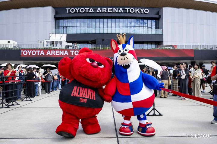画像1: 10年ぶりの開幕カード。アリーナの光景は様変わり
