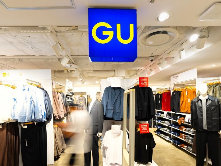「GU」から発売される「フェイクムートンメリージェーンシューズ by rokh」が、あたたかみのある素材とリボンディテールでSNSで話題を集めています。同商品を紹介します。