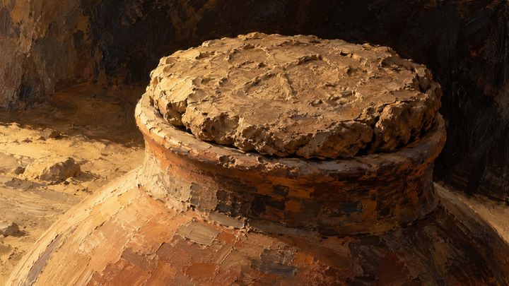 論争の火種は「泥の栓」に押された王の印