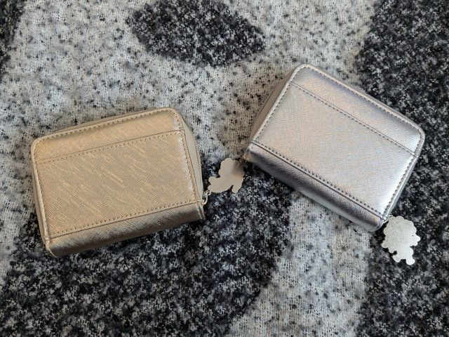 ゴールドとシルバーのミニ財布の背面