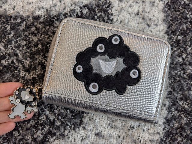 黒ミャクミャクの刺しゅうとファスナーチャームのアップ